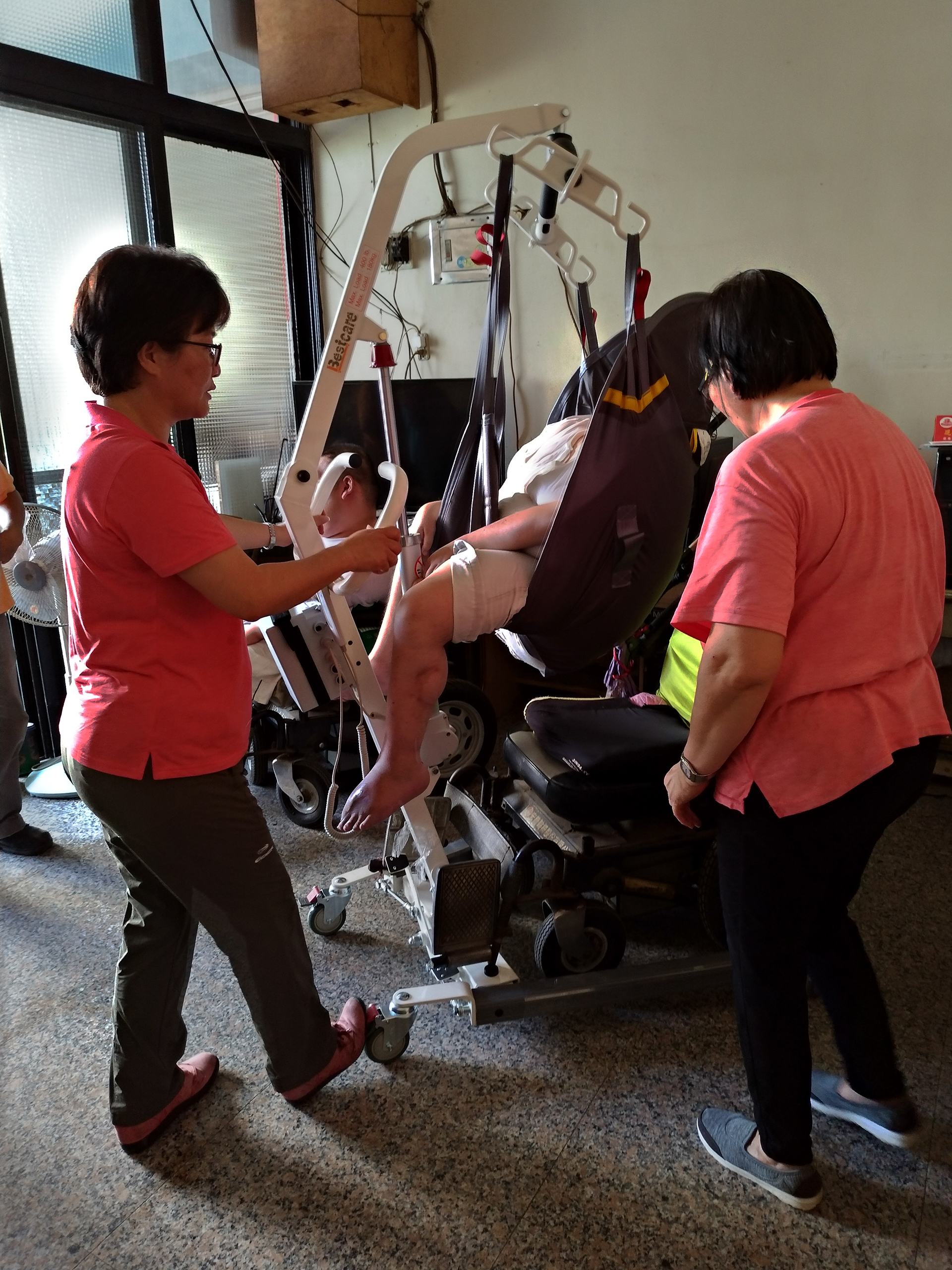 補助購置電動輪椅和移位機照顧肌肉萎縮症個案